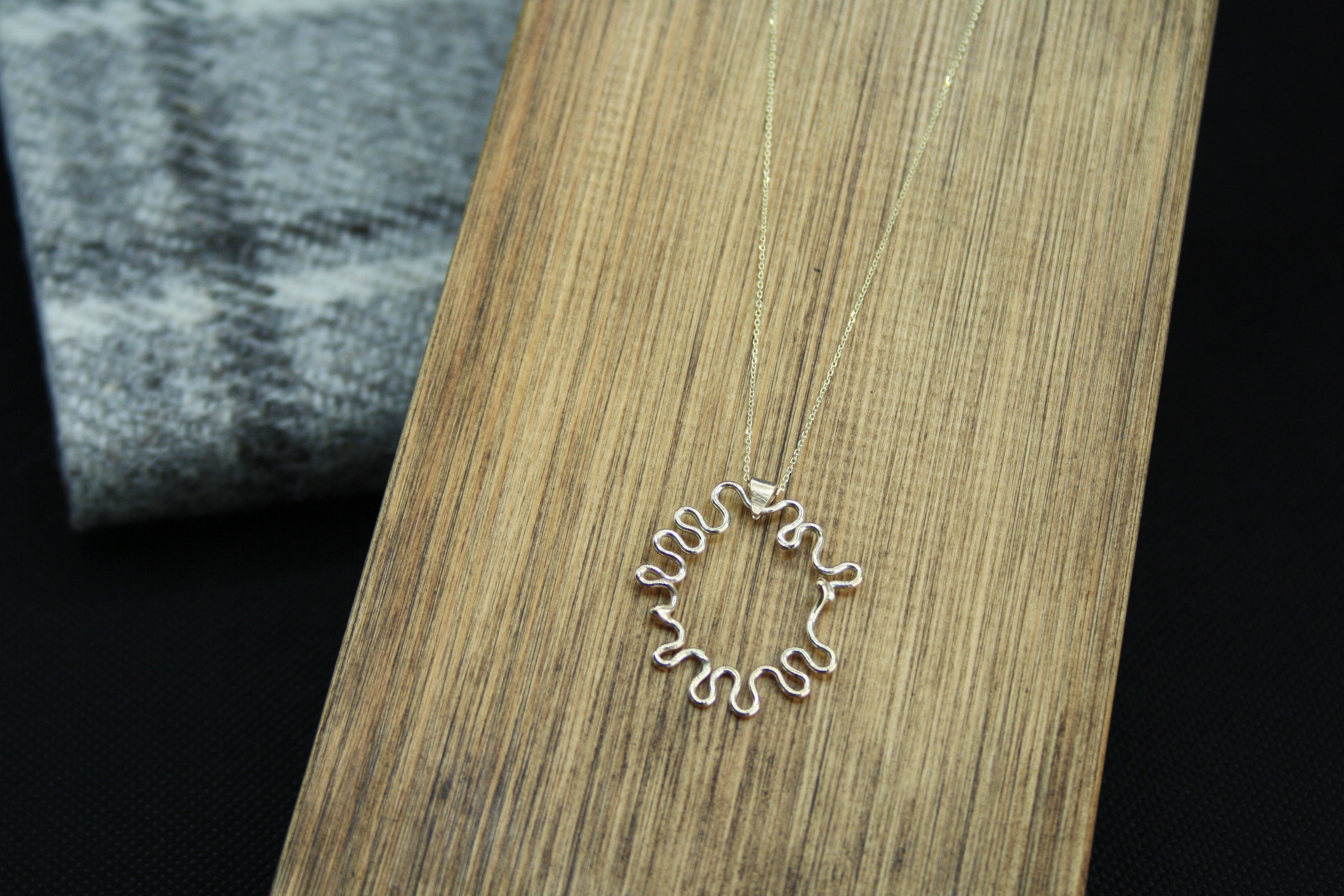 AURUM Squiggle Pendant