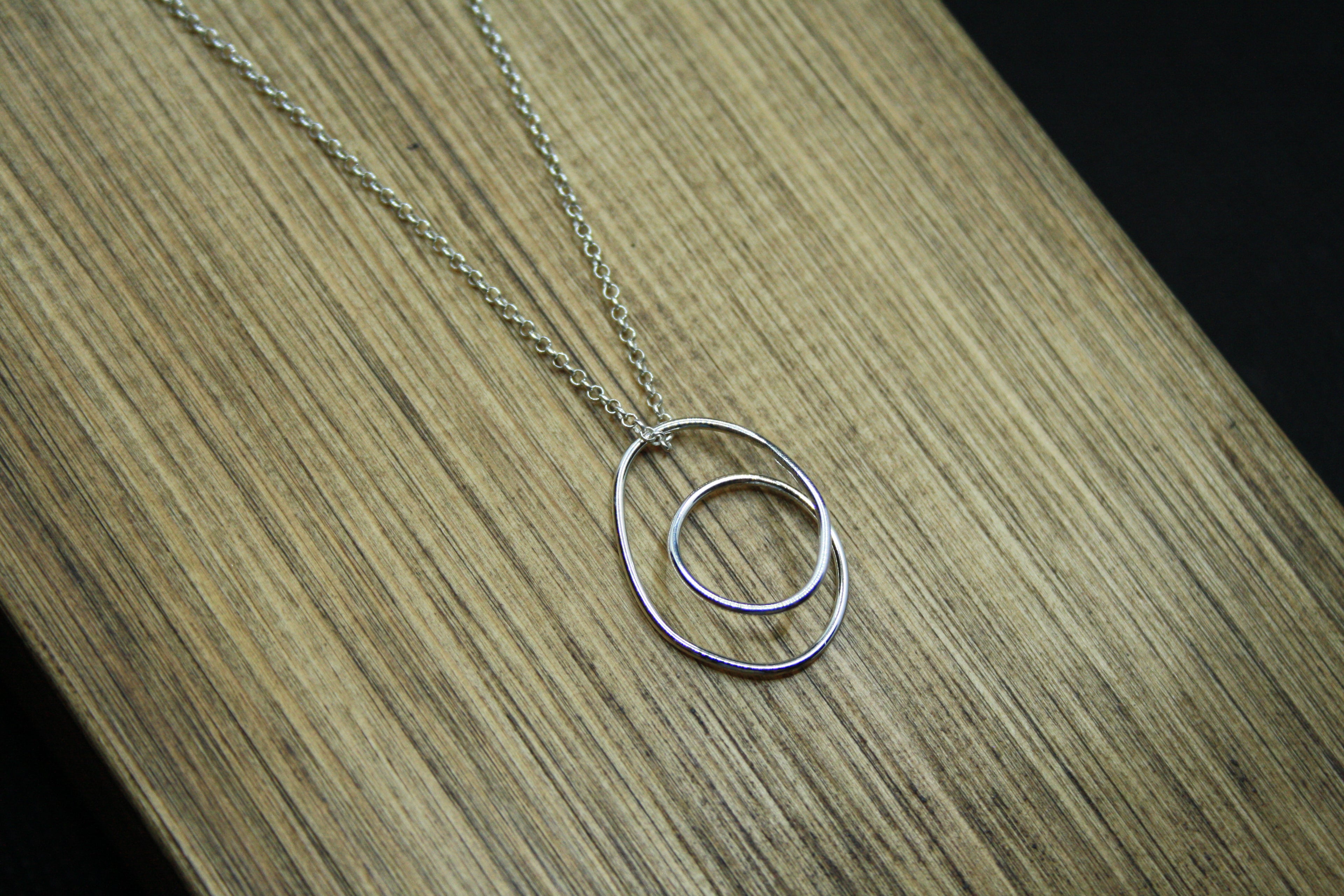 LUNA Simple Swirl Pendant