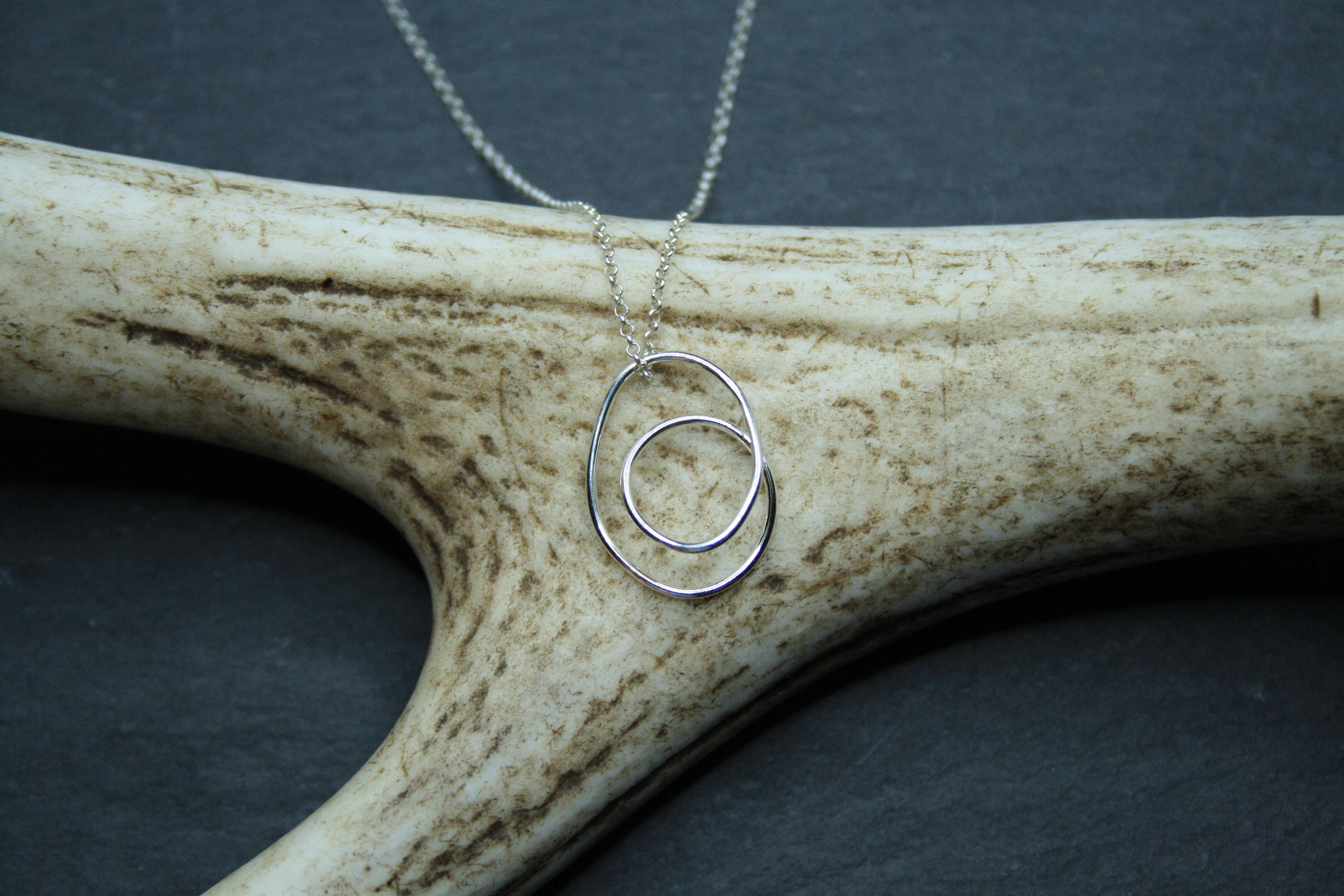 LUNA Simple Swirl Pendant