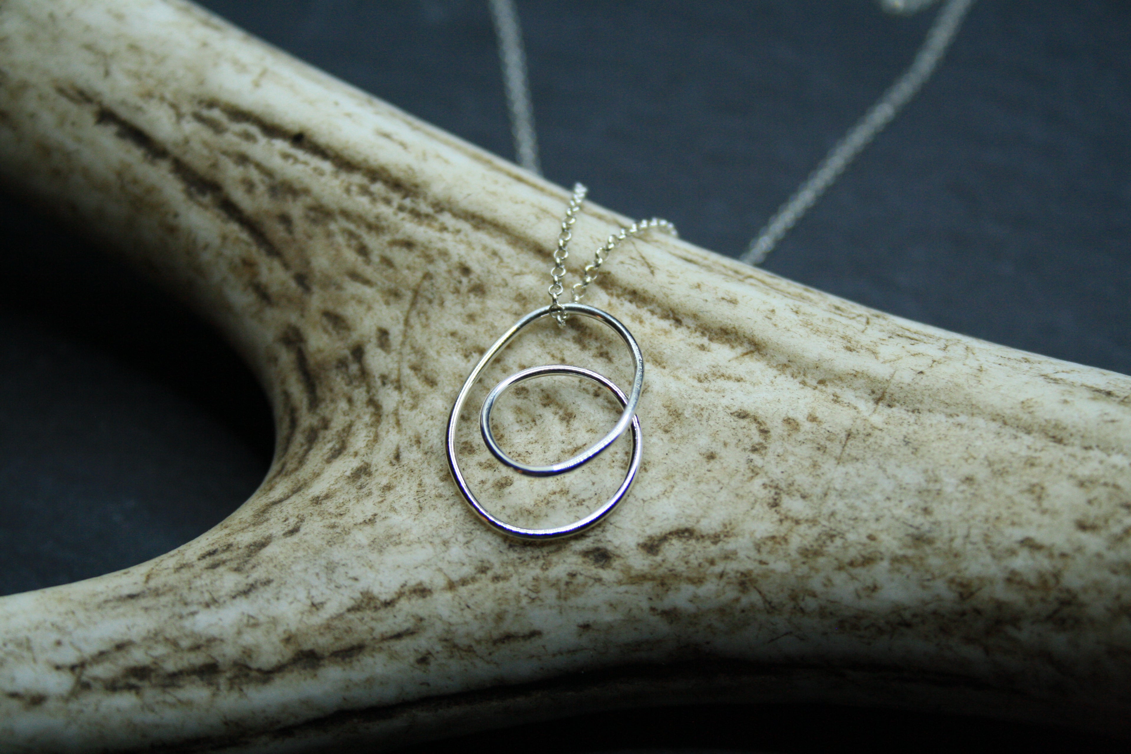 LUNA Simple Swirl Pendant