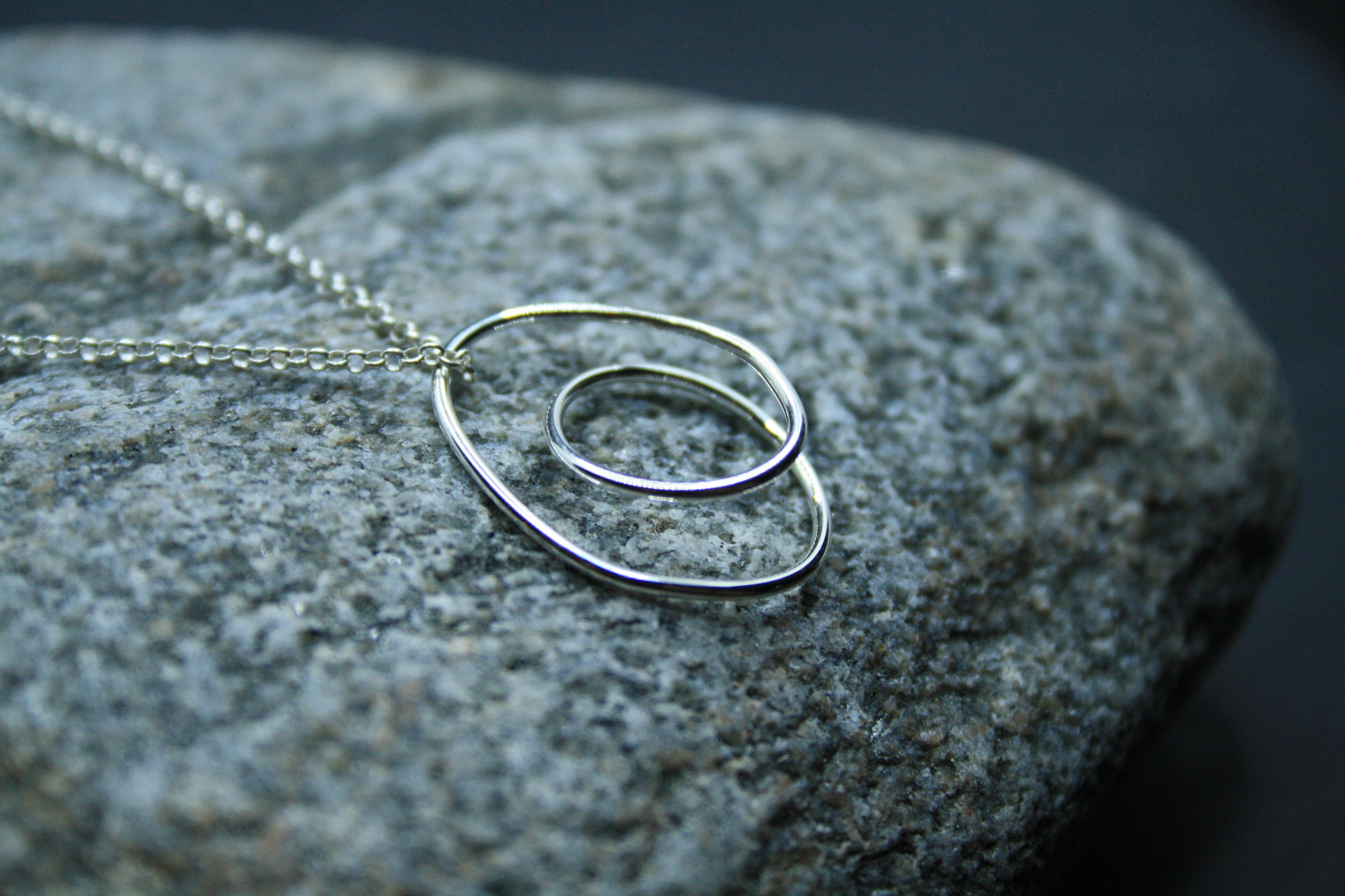 LUNA Simple Swirl Pendant