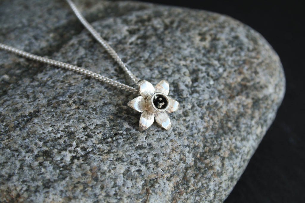 BLODYN Daffodil Pendant