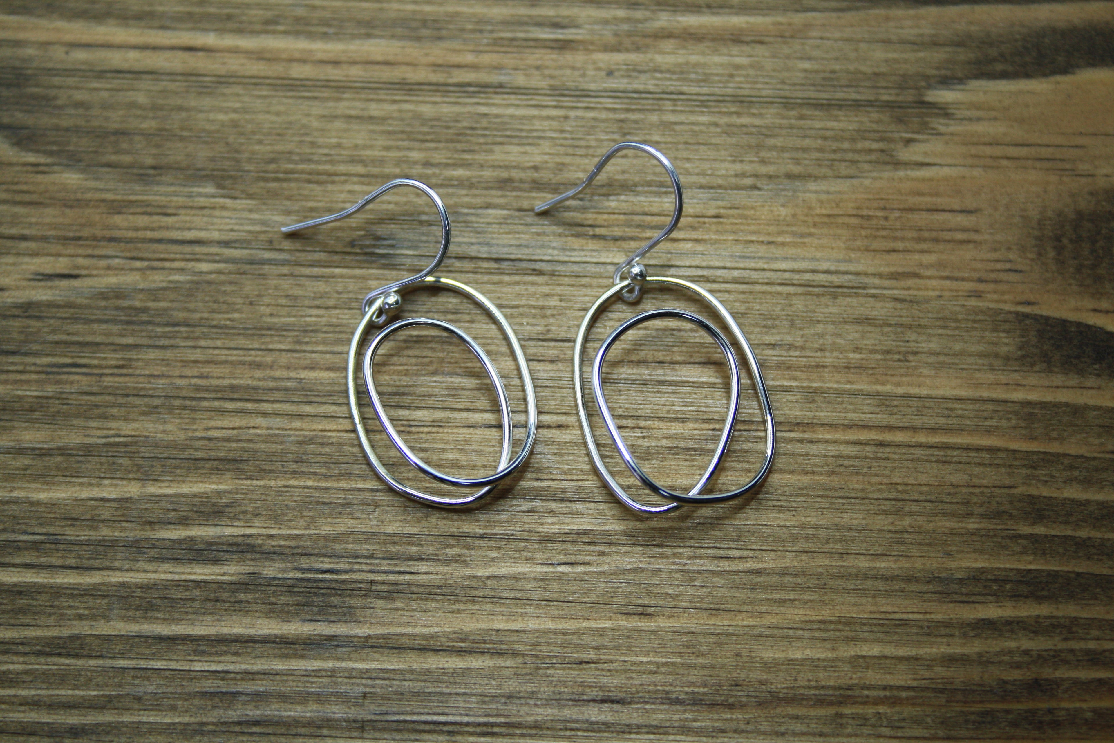 LUNA Simple Swirl Earrings