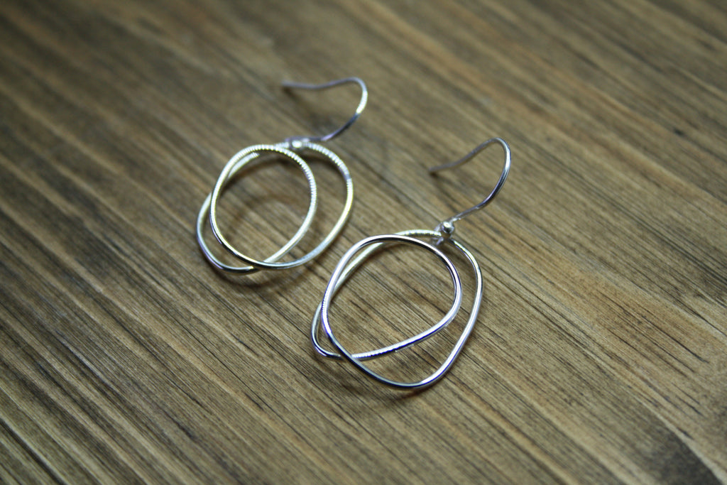 LUNA Simple Swirl Earrings