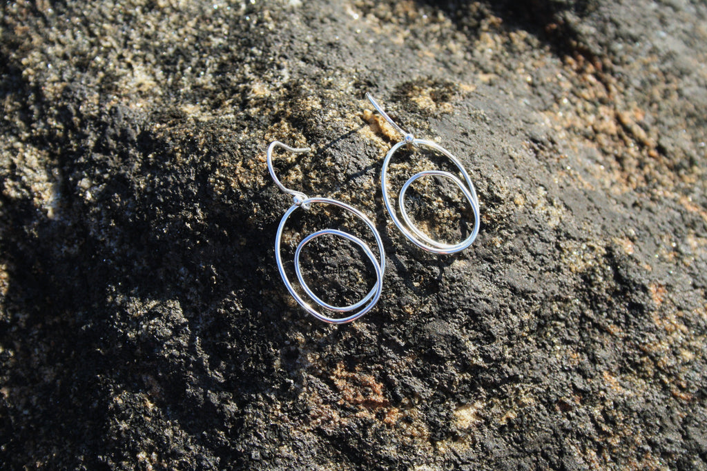 LUNA Simple Swirl Earrings