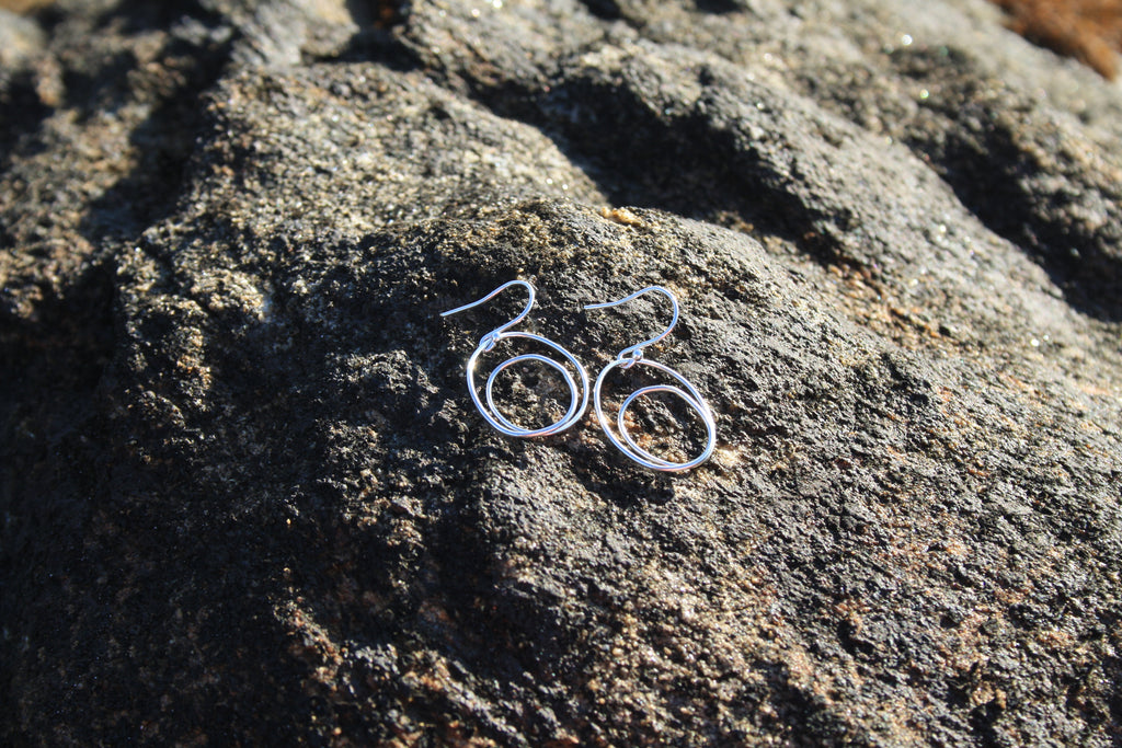 LUNA Simple Swirl Earrings