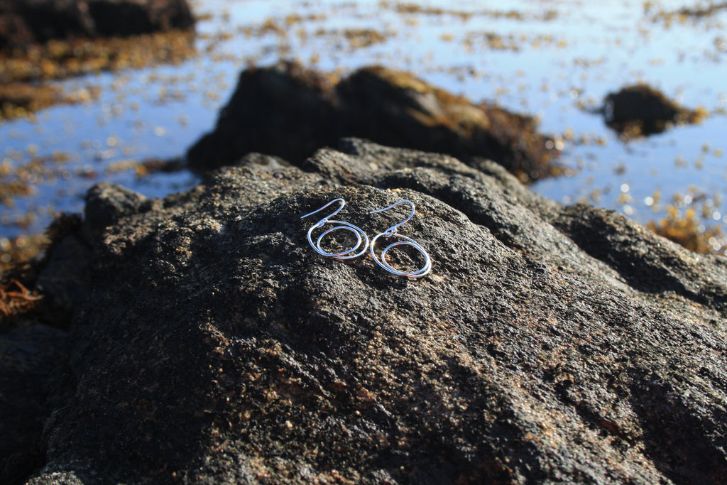 LUNA Simple Swirl Earrings