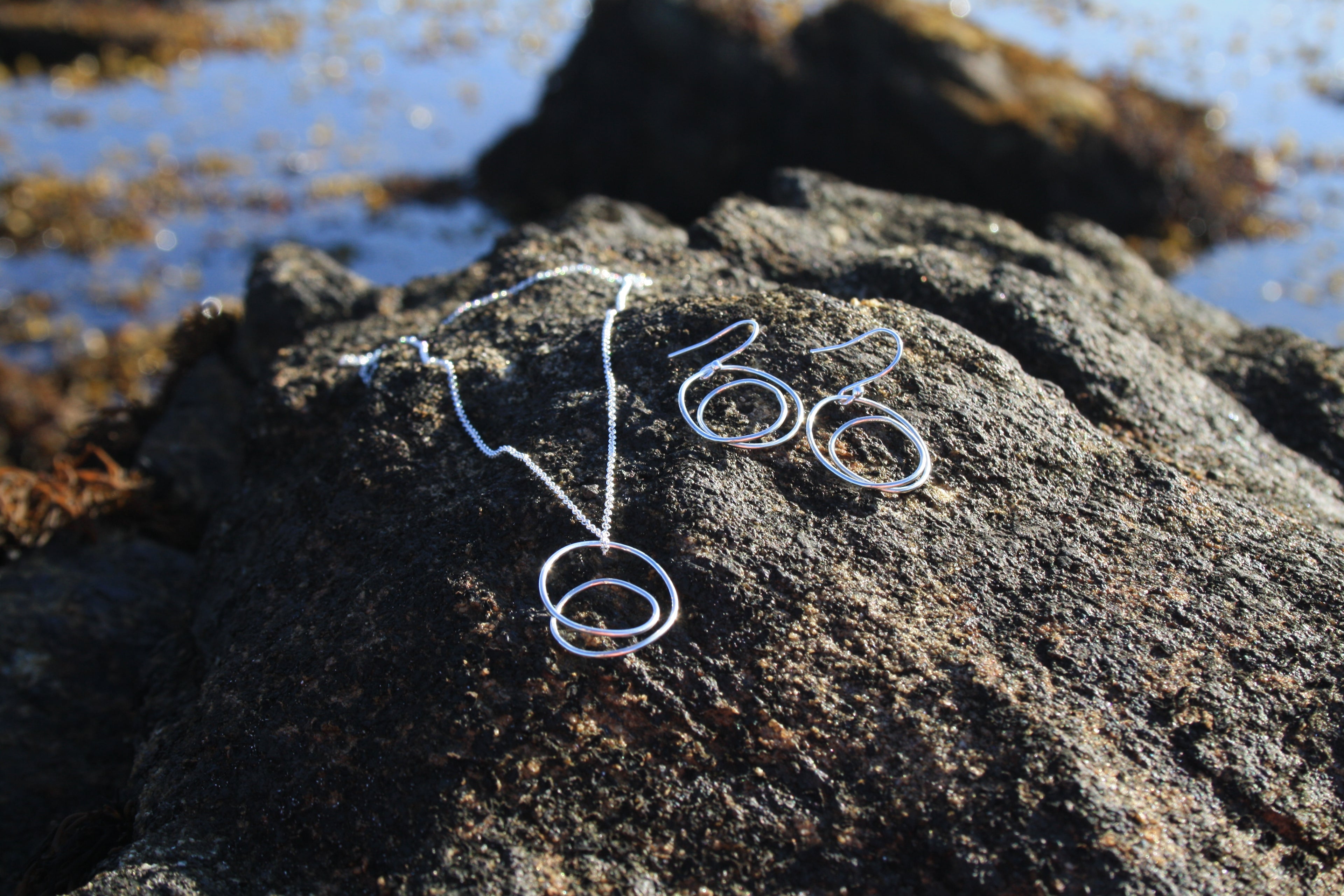 LUNA Simple Swirl Earrings